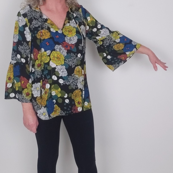 5/$12 Violet + Claire retro floral print bell sleeve top - Picture 2 of 11